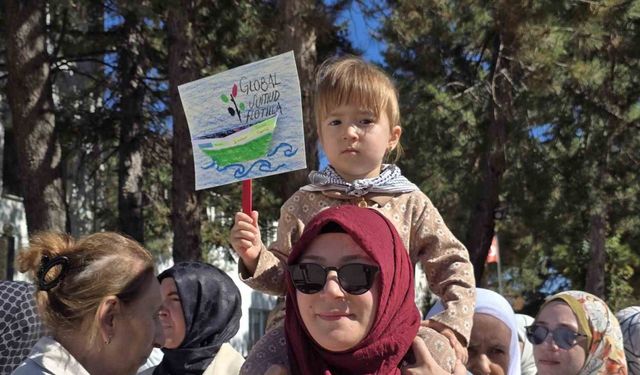 Gazze’de yaşanan zulmün yıl dönümünde sessiz yürüyüşle İsrail protestosu
