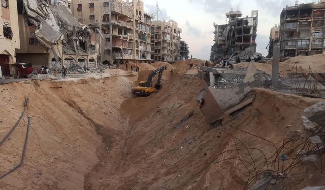 Gazze’de yıkıntılar altında kaybolan esirler, Mısır’a ait araç ve ekipmanlar ile aranıyor