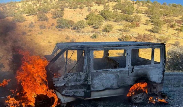 Gercüş’te seyir halinde alev alan minibüs küle döndü