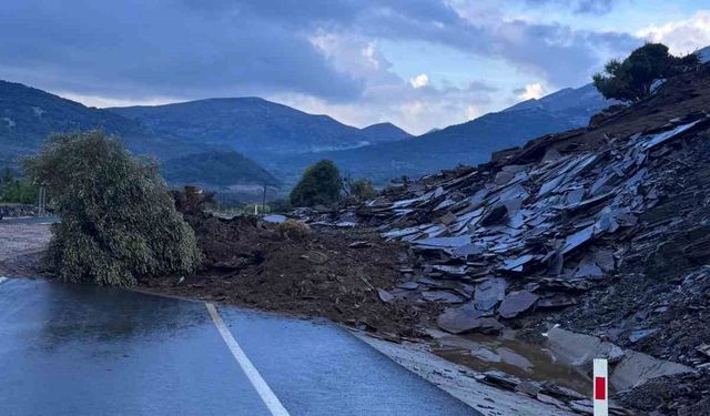 Gökçeada’da sel; bazı iş yerleri ve evler sular altında kaldı toprak kayması yolları kapattı