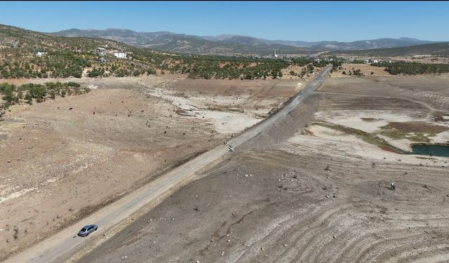 Gülbahar Barajı kuruma noktasına geldi: Eski yol ortaya çıktı