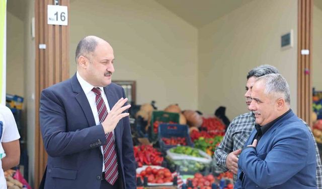 Gülpınar yenilenen pazarda esnafla bir araya geldi