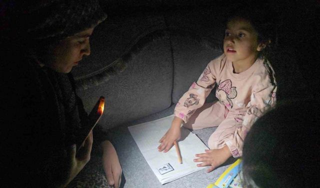 Hakkari’de karanlıkta ders: Akbay ailesi elektrik istiyor