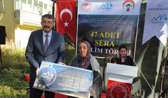 Hakkari’de kurulumu tamamlanan seralar kadın çiftçilere teslim edildi