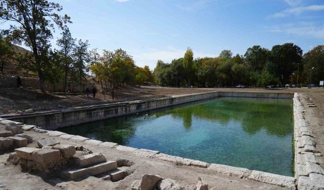 Hala kullanılan 1800 yıllık Roma havuzu çevresinde kazı çalışmaları 12 ay kesintisiz sürüyor