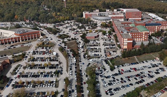 Hastane çevresinde yol kenarına gelişigüzel park eden araçlar ulaşımı aksatıyor