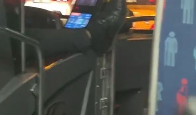 İETT otobüsünde şok eden olay kameraya yansıdı: Şoför ayağını akbil basma alanına uzatarak araç kullandı