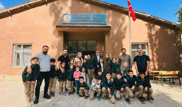 İki öğretmen binlerce kilometre yol kat ederek sınırdaki çocuklara yardım ulaştırdı