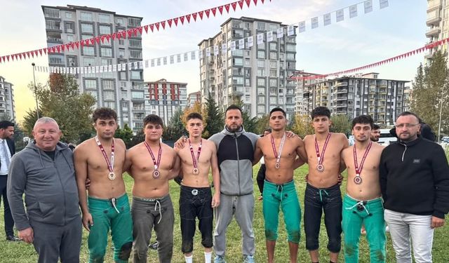 İlkadımlı güreşçilerin güreş başarısı