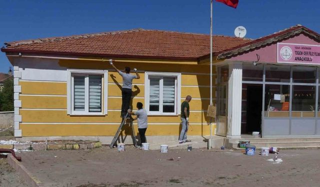 İnfaz Koruma memurları boş vakitlerinde okulların bakım ve onarımlarını gerçekleştiriyor