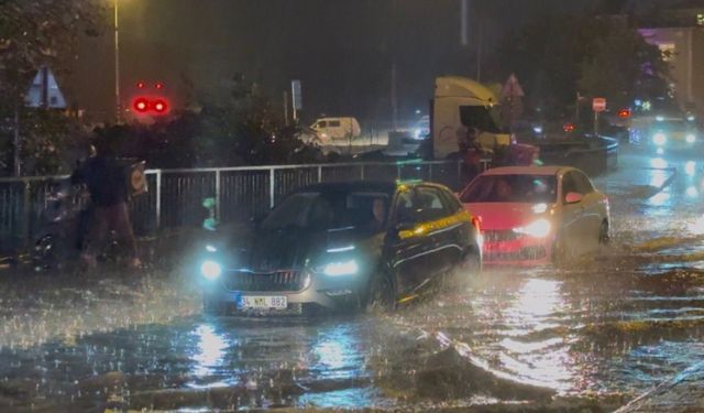 İstanbul’da aniden bastıran sağanak yağmur hayatı felç etti