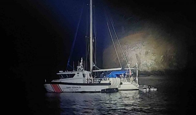 İtalya rotasındaki yelkenli teknede 4 göçmen kaçakçısı ve 35 düzensiz göçmen yakalandı