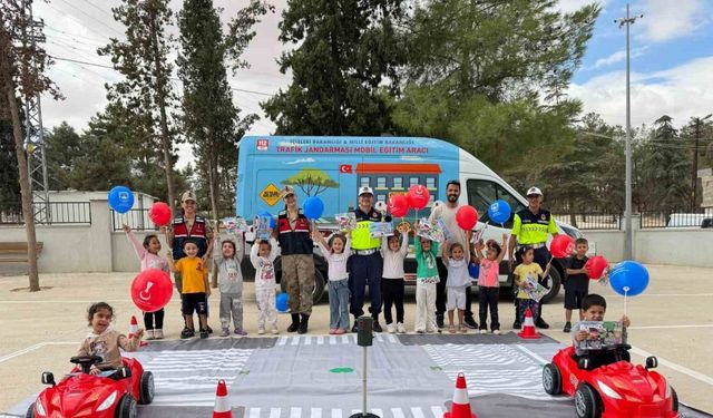 Jandarmadan mobil trafik aracı ile 118 öğrenciye trafik eğitimi