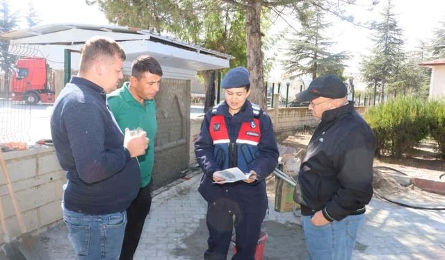 Jandarmadan vatandaşlara kadına şiddetle mücadele eğitimi