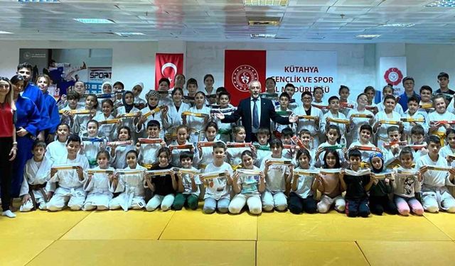 Judoda terfi heyecanı, 100 sporcu bir üst kemere yükseldi