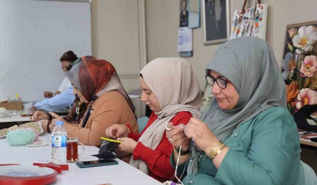 Kadınlar, el sanatları kursunda hem öğreniyor hem de ev ekonomisine katkı sağlıyor