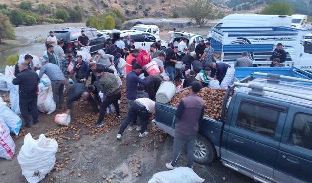 Kamyonet arızalandı, sürücü kasadaki patatesleri vatandaşlara ücretsiz dağıttı