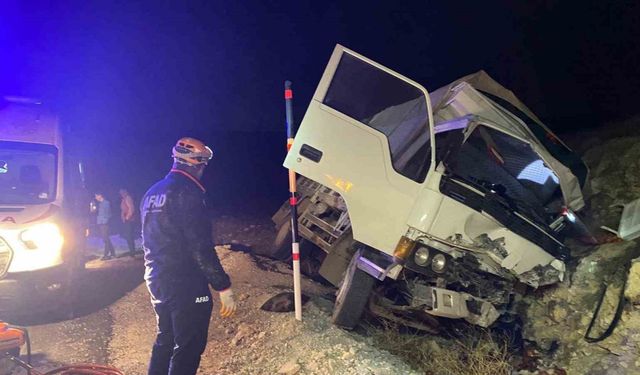 Karaman’da kontrolden çıkan kamyonet kayalıklara çarptı: 1 yaralı