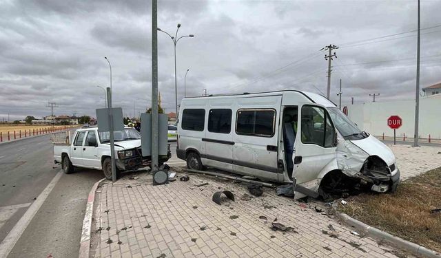 Karaman’da minibüs ile kamyonetin çarpıştığı kaza kamerada: 1 yaralı
