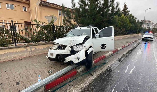 Karaman’da yağış nedeniyle kontrolden çıkan pikap aydınlatma direğini devirdi