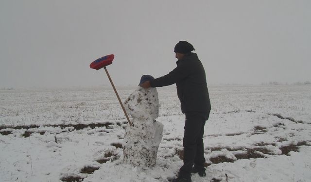 Kars’a mevsimin ilk karı yağdı, vatandaşlar kardan adam yaptı