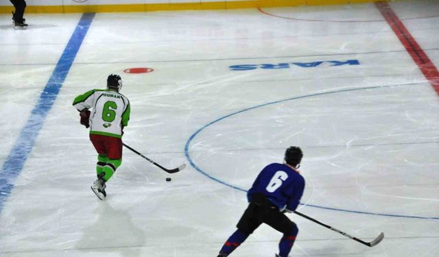 Kars’ta buz hokeyi heyecanı