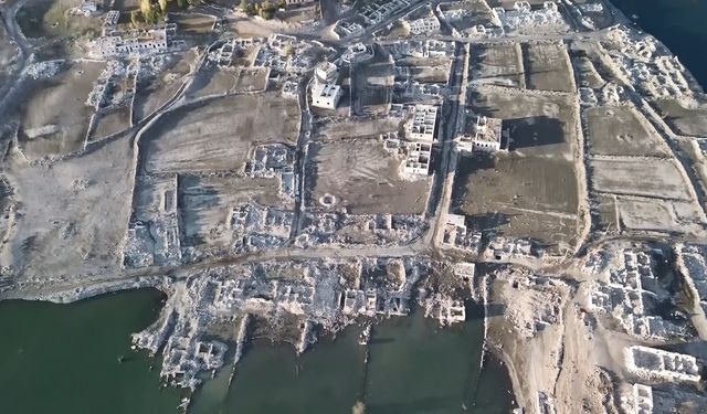 Kars’ta sular çekildi, eski köy ortaya çıktı