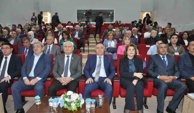Kars’ta ‘Türk Dünyası’nda Azerbaycan Türkçesi ve Edebiyatı Araştırmaları’ sempozyumu