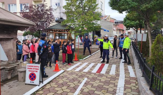 Kastamonu’da öğrencilere uygulamalı trafik eğitimi veriliyor