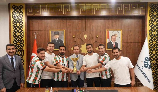 Kaymakam Baycar, şampiyon takımları makamında ağırladı