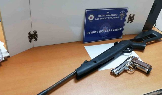Keşan’da polisin durdurduğu şüphelinin üzerinden havalı tüfek ve kurusıkı tabanca çıktı