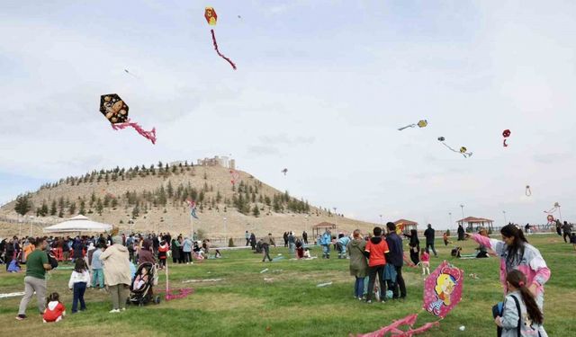 Kocasinan’da uçurtmalar gökyüzünü renklendirdi