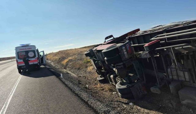 Kontrolden çıkan tır devrildi, sürücü hafif yaralandı