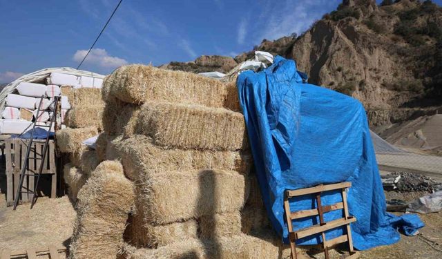 Köşk’teki saman pazarı sürücülere zor anlar yaşatıyor