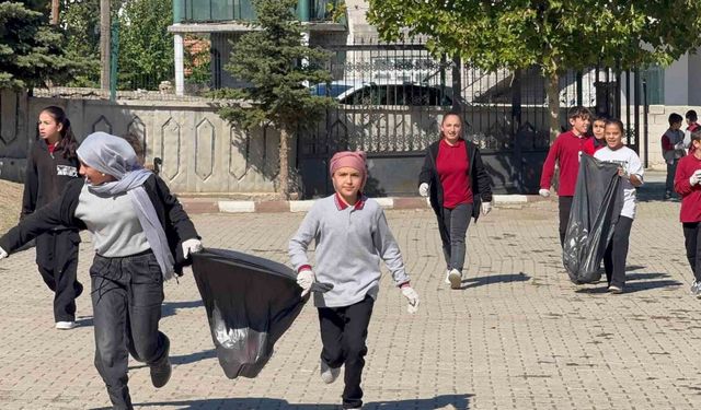 Köylerinden ve okullarından 30 torba çöp topladılar