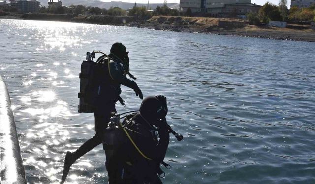 Kurbağa adamlar ve deniz polisi Van Gölü’nde kaçakçılara göz açtırmıyor