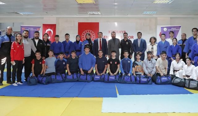 Kütahya’da judo ve güreş branşlarında eğitim alan öğrencilere spor malzemesi desteği