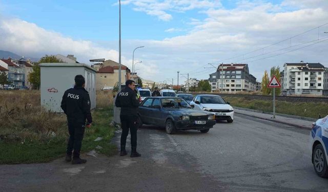 Kütahya’da otomobilin çarptığı 2 kişi yaralandı