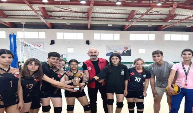 Liseli gençler şampiyonluk için ter döktü