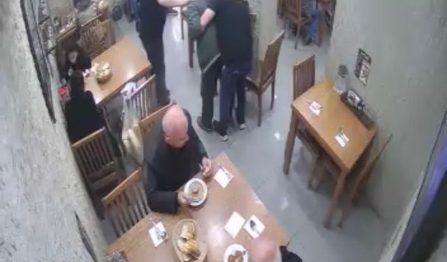 Lokantada Heimlich manevrasıyla müşterinin hayatını kurtardı