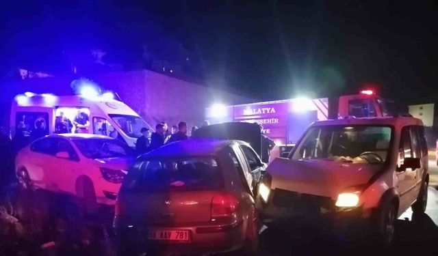 Malatya’da üç aracın karıştığı kazada 2 kişi yaralandı