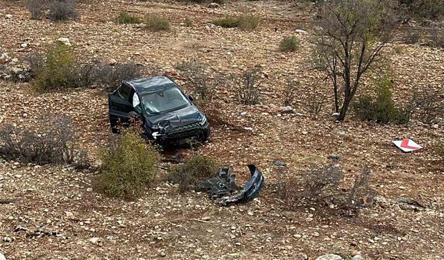 Mardin’de kontrolden çıkan otomobil şarampole devrildi: 2 yaralı