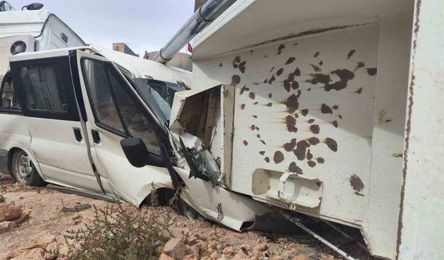 Mardin’de mucur boşaltan kamyon, park halindeki minibüsün üzerine devrildi