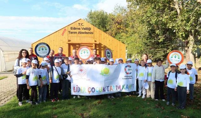 Minik eller toprağa dokundu, üretimin değerini öğrendi