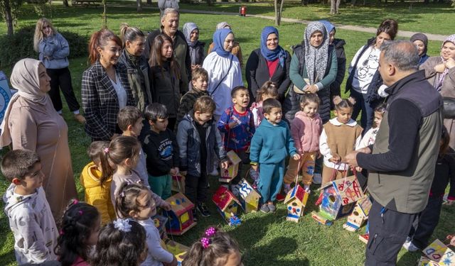Minik ellerden kuşlara sıcak yuva