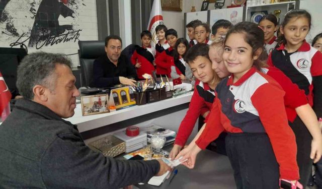 Minikler Gazze için bileklik yapıp sattı