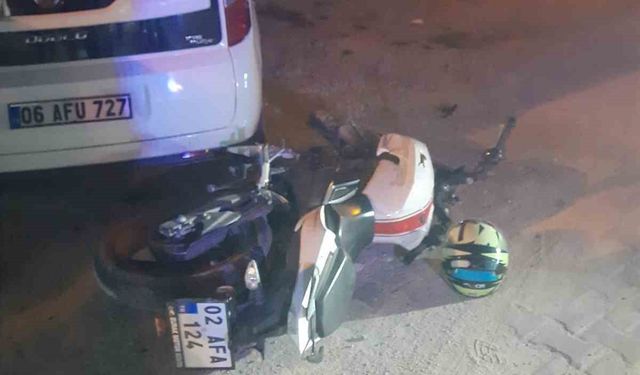 Motosiklet park halindeki araca çarptı: 1 yaralı