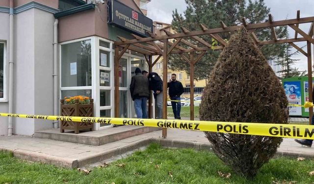 Motosikletli saldırgan muhtarlığa kurşun yağdırdı