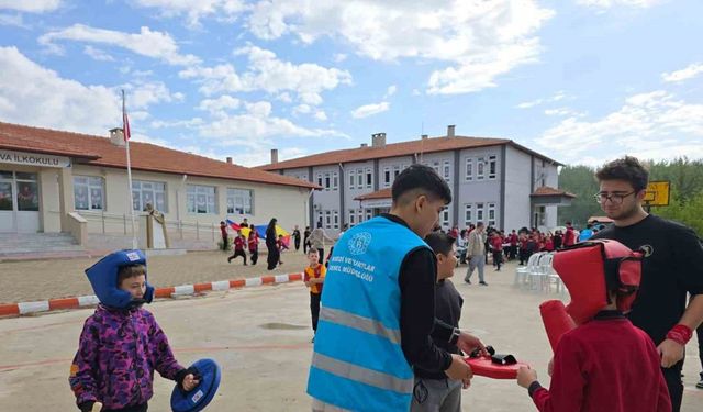 Muğla’da ’Merkezim Her Yerde’ projesiyle köy okuluna neşe geldi