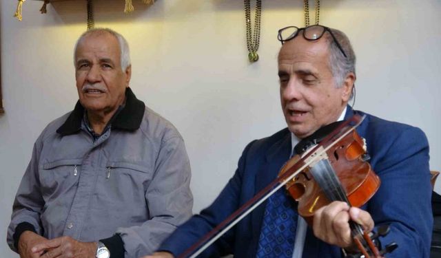 Müşterilerini müzikle karşılıyor